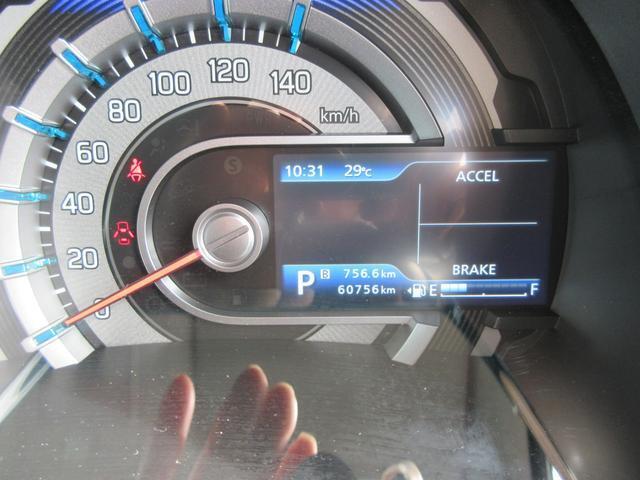 シンプルでスッキリしたメーターデザインはドライブを楽しくさせます。最近のお車は低燃費運転をしていただくと標記がかわる工夫も施されています。あなた好みのアクセントをつけてみるのも良いかもしれませんよ！