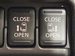【両側パワースライドドア】スマートキーや運転席のスイッチで後席両側スライドドアの開閉が可能♪電動だから力を入れてドアを開ける必要が無く、小さなお子様でも簡単に開け閉めでき快適です♪