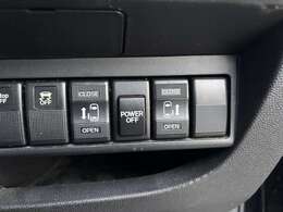 両側パワースライドドアも装備されております♪荷物をもっての乗り降りや傘を差しながらでも簡単に開閉可能です♪開閉時に異音等も無くとてもスムーズです♪車内からボタン一つで簡単に操作が行えます♪