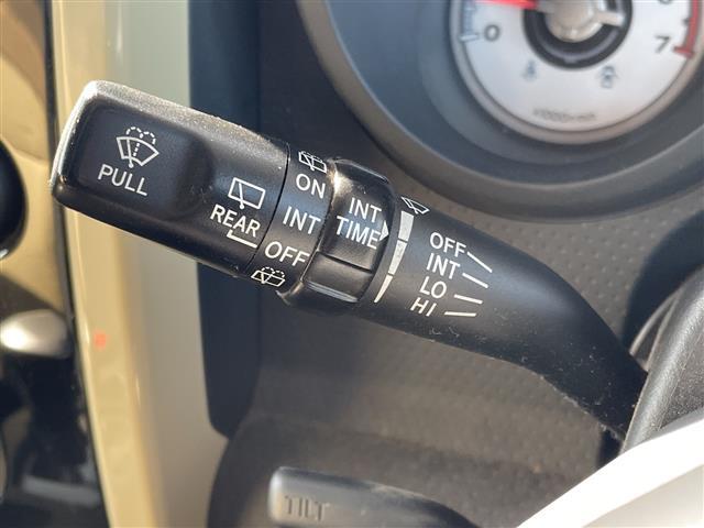 【ステアリング】軽い力で扱いやすいハンドルです。目立つ傷やスレなどなく綺麗な状態です！除菌プランいれていただくとさらに快適に！清潔なお車はお子様にも安心ですね！