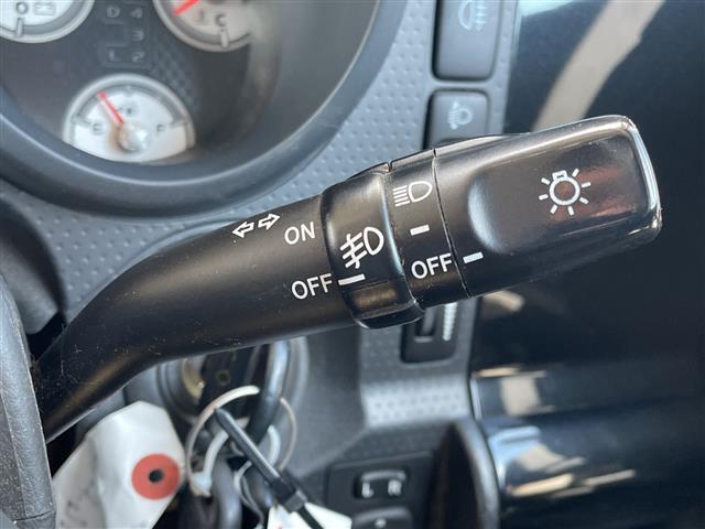 【ステアリング】軽い力で扱いやすいハンドルです。目立つ傷やスレなどなく綺麗な状態です！除菌プランいれていただくとさらに快適に！清潔なお車はお子様にも安心ですね！