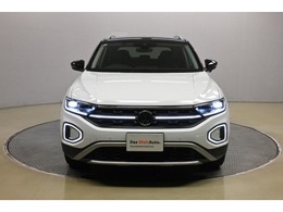 LEDヘッドライト。日中の自然光に近いLEDの光が、より明るく夜道を照らしドライバーの疲労を減らします。
