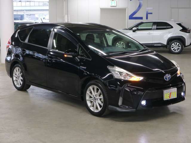 雨が降ってもゆったりと車選びができる全天候型立体展示場！エスカレーター完備！