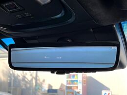 【デジタルインナーミラー】後席の大きな荷物や同乗者で後方が確認しづらい時でも安心！カメラが撮影した車両後方の映像をルームミラー内に表示。クリアな視界で状況の確認が可能です！