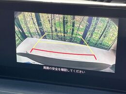 【バックカメラ】駐車時に後方がリアルタイム映像で確認できます。大型商業施設や立体駐車場での駐車時や、夜間のバック時に大活躍！運転スキルに関わらず、今や必須となった装備のひとつです！
