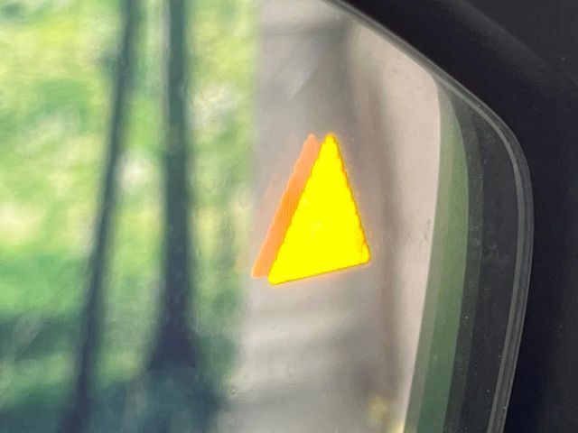【ブラインドスポットモニタリング】走行中、ドアミラーの死角になりやすい箇所に後続車が接近するとサイドミラー付近に警告を表示、ドライバーに注意喚起をしてくれます。