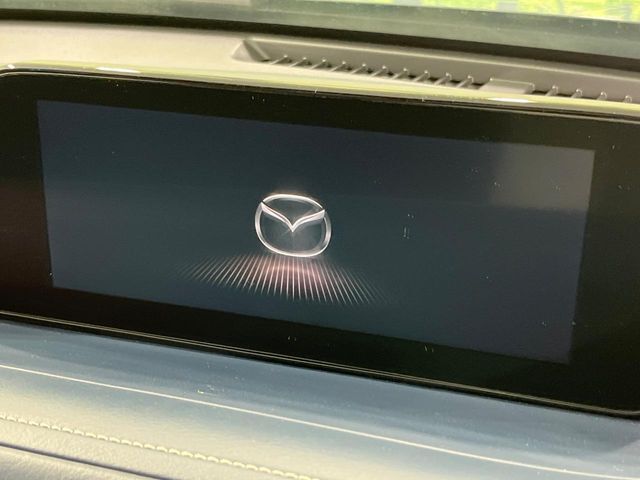 【8インチマツダコネクト】車内の雰囲気にマッチした大型のディスプレイ。スマホ接続でのナビ使用やBluetooth再生等、様々な機能が楽しめます。直感的なダイヤル操作が可能で、使い勝手も良好です。