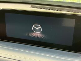 【8インチマツダコネクト】車内の雰囲気にマッチした大型のディスプレイ。スマホ接続でのナビ使用やBluetooth再生等、様々な機能が楽しめます。直感的なダイヤル操作が可能で、使い勝手も良好です。
