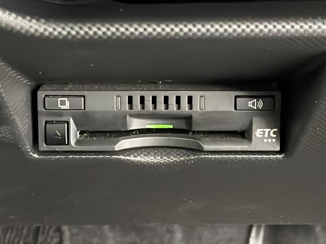 【ETC】有料道路を利用する際に料金所で停止することなく通過できる、ETC車載器（ノンストップ自動料金収受システム機器）が装備されています。セットアップを行うことで利用可能になります。