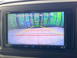 【バックカメラ】駐車時に後方がリアルタイム映像で確認できます。大型商業施設や立体駐車場での駐車時や、夜間のバック時に大活躍！運転スキルに関わらず、今や必須となった装備のひとつです！