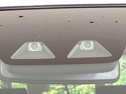 【スマートアシスト】走行中に前方の車両等を認識し、衝突しそうな時は警報とブレーキで衝突回避と被害軽減をアシスト。より安全にドライブをお楽しみいただけます。