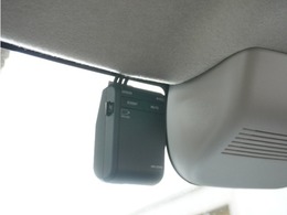 ◆ドライブレコーダー◆映像・音声などを記録する自動車用の装置です。　もしもの事故の際の記録はもちろん、旅行の際の思い出としてドライブの映像を楽しむことができます。