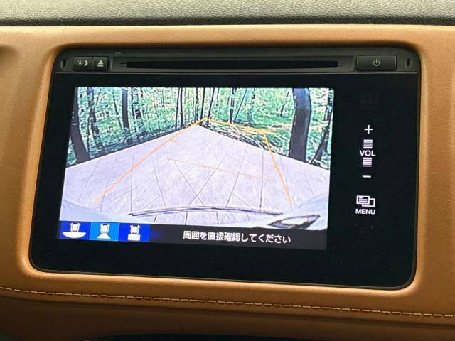 【バックカメラ】駐車時に後方がリアルタイム映像で確認できます。大型商業施設や立体駐車場での駐車時や、夜間のバック時に大活躍！運転スキルに関わらず、今や必須となった装備のひとつです！