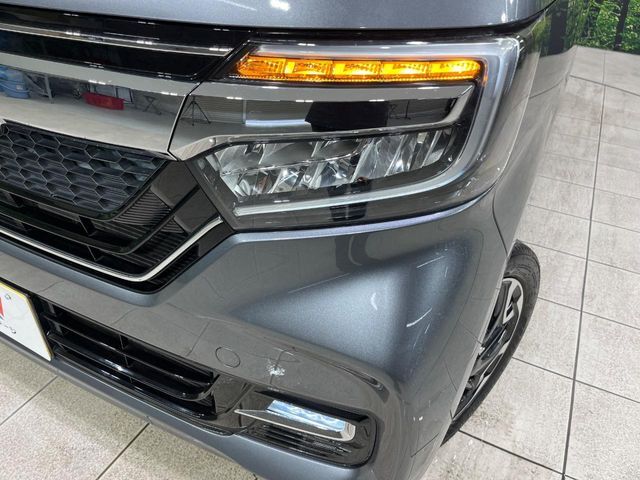 【LEDヘッドライト】悪天候や夜間走行時も良好な視界を確保し安心して運転できる高輝度LEDヘッドライトを装備！点灯速度が早く、消費電力も抑えられています。
