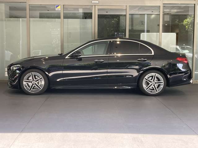 こちらの車両は「メルセデス・ベンツあざみ野」にて展示中でございます。営業時間は10：00～18：00、年末年始・毎週水曜日が定休日となります。お問合せはフリーダイヤルもしくは045-904-1484までご連絡ください。