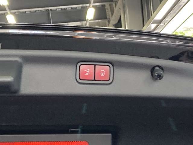 認定中古車はお車の経過年数や走行距離により1年もしくは2年間保証を付帯しております。「認定中古車保証」はメーカー保証です。全国のメルセデス正規販売店で保証を受けることができます。