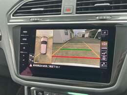 車両を上空から見下ろしたような映像がモニターに映し出されるので、駐車時に360°全方位の安全を確認できます。