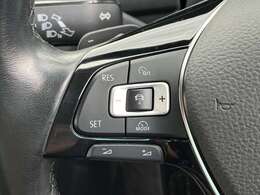 前を走る車との車間距離を一定に保ち、加減速、ストップまでを行ってくれるアダプティブクルーズコントロール。長距離移動も楽々、ドライバーの疲労を軽減してくれます。