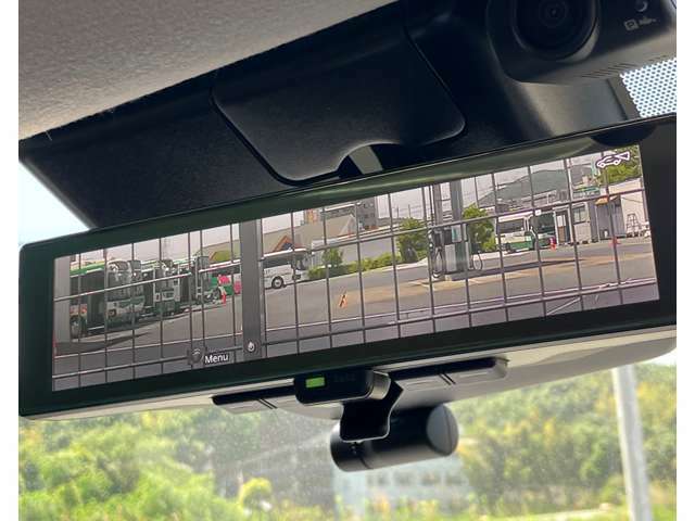 スマート・ルームミラーは、車両後方のカメラ映像をミラー面に映し出すので、荷室に積んだ大きな荷物などが写り込んで見にくくなりがちな車内状況や、天候などに影響されずいつでもクリアな後方視界が得られます。