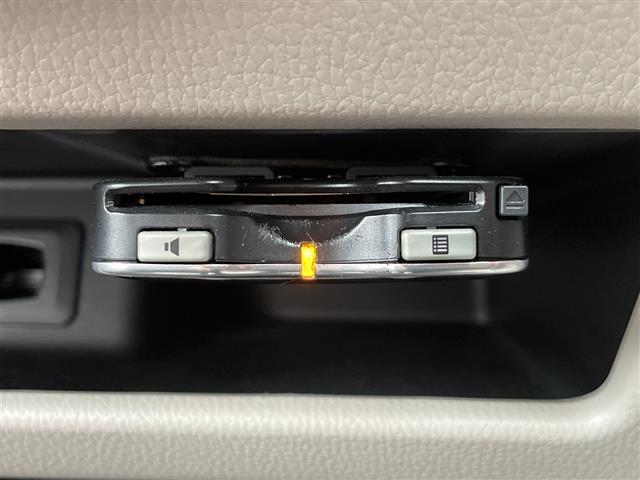 【ETC】有料道路を利用する際に料金所で停止することなく通過できる、ETC車載器（ノンストップ自動料金収受システム機器）が装備されています。セットアップを行うことで利用可能になります。