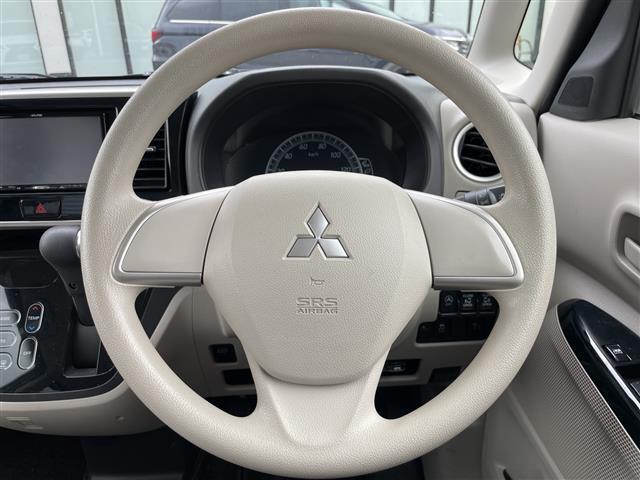 【ハンドル】軽い力で扱いやすいハンドルです。目立つ傷やスレなどなく綺麗な状態です！除菌プランいれていただくとさらに快適に！清潔なお車はお子様にも安心ですね！