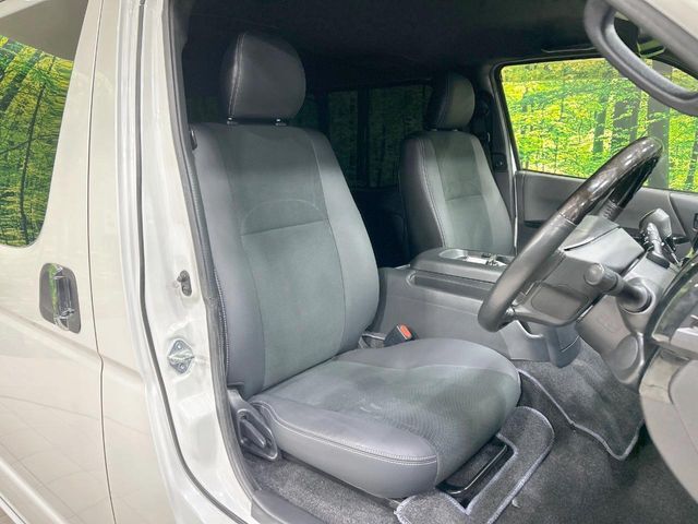 運転席シート廻りは使用感も少なく、良好な状態となっています。丁寧に使われていたことがよくわかりますね。