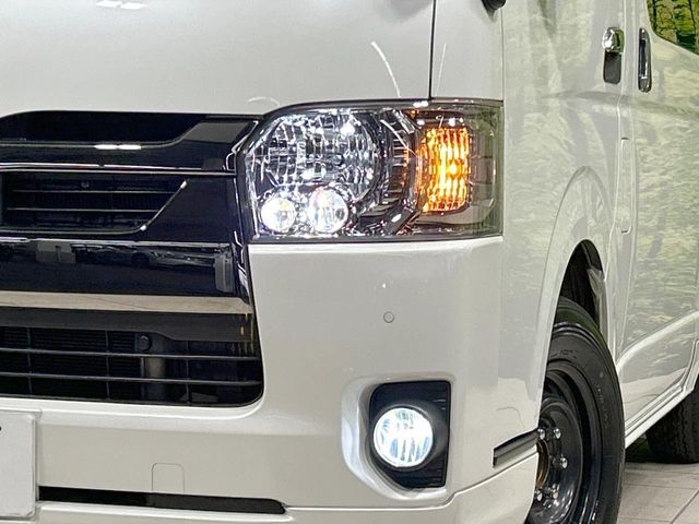 【LEDヘッドライト】悪天候や夜間走行時も良好な視界を確保し安心して運転できる高輝度LEDヘッドライトを装備！点灯速度が早く、消費電力も抑えられています。