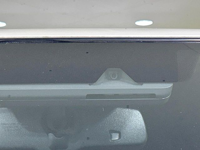 【トヨタセーフティセンス】走行中に前方の車両等を認識し、衝突しそうな時は警報とブレーキで衝突回避と被害軽減をアシスト。より安全にドライブをお楽しみいただけます。