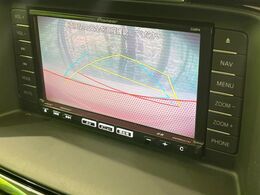 【バックカメラ】駐車時に後方がリアルタイム映像で確認できます。大型商業施設や立体駐車場での駐車時や、夜間のバック時に大活躍！運転スキルに関わらず、今や必須となった装備のひとつです！