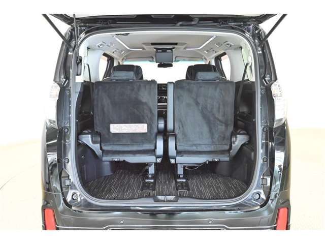 3列目シートは跳ね上げ式で折りたたみ可能です。キャンプ用品など大きな荷物もばっちり収納可能です！