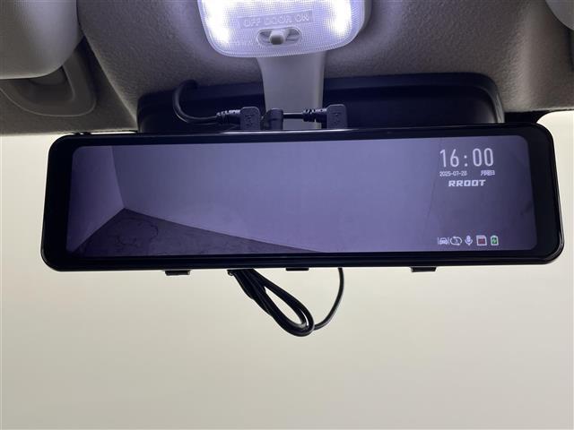 【デジタルルームミラー】車両後方カメラの映像をルームミラーに映すことが出来ます。 そのため、後席に人や荷物があって後方が見えづらい場合でもしっかり視界を確保することが出来ます。