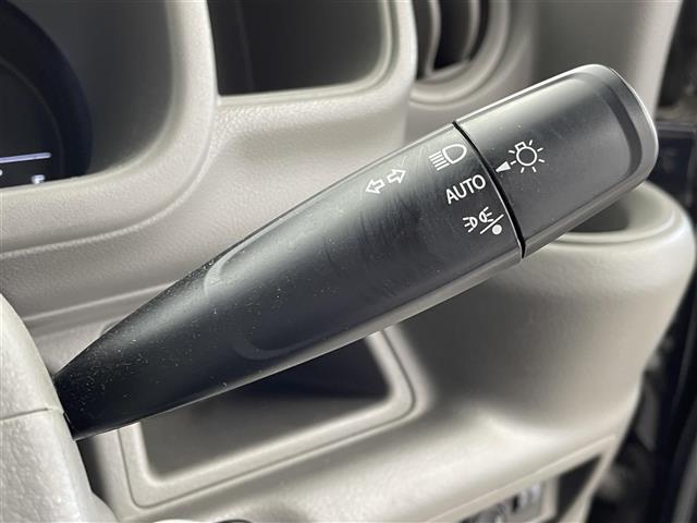 【オートライト（AUTO）】外の明るさをシステムが感知して、自動でヘッドライトが点灯します！ヘッドライトをつけ忘れを防ぐ便利機能です。