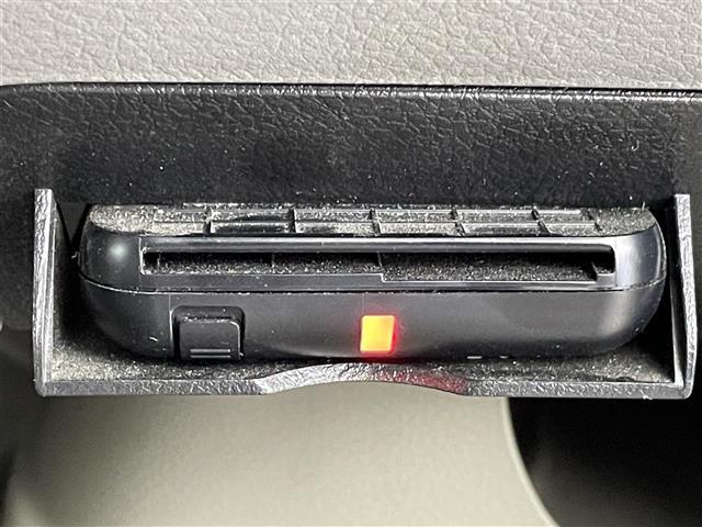 【ETC】有料道路を利用する際に料金所で停止することなく通過できる、ETC車載器（ノンストップ自動料金収受システム機器）が装備されています。セットアップを行うことで利用可能になります。