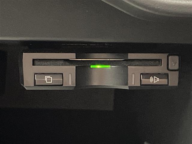 【ETC】有料道路を利用する際に料金所で停止することなく通過できる、ETC車載器（ノンストップ自動料金収受システム機器）が装備されています。セットアップを行うことで利用可能になります。