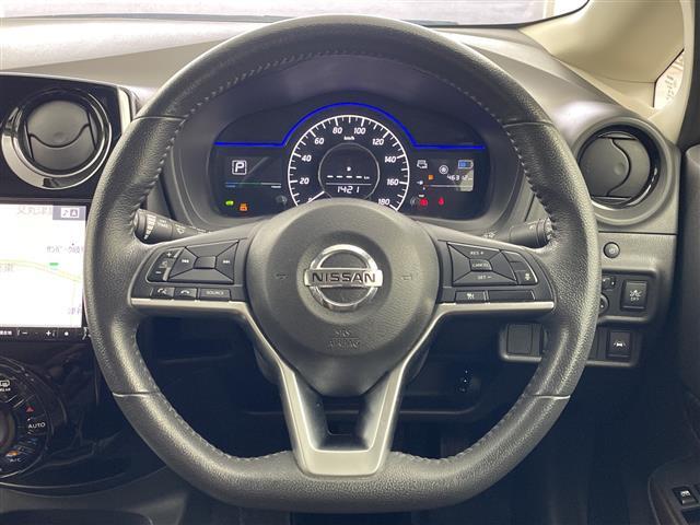 【ステアリング】軽い力で扱いやすいハンドルです。目立つ傷やスレなどなく綺麗な状態です！除菌プランいれていただくとさらに快適に！清潔なお車はお子様にも安心ですね！