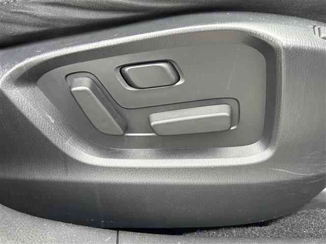 【運転席】座り心地が良いシートなので長時間の運転でも快適にお過ごしいただけます。新品のフロアマットのご注文も可能です。掲載箇所以外にご希望の写真がございましたらお気軽にお問い合わせ下さい。