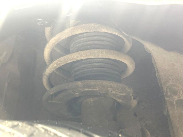 お車を安心してお乗りいただく為には、足回りの定期点検が欠かせません。サービスサポート（有償保証）では無料点検もご提供しており、安心のカーライフをお過ごしいただけるサポート体制が整っています。
