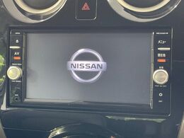 【純正ナビ】人気の純正ナビを装備しております。ナビの使いやすさはもちろん、オーディオ機能も充実！キャンプや旅行はもちろん、通勤や買い物など普段のドライブも楽しくなるはず♪