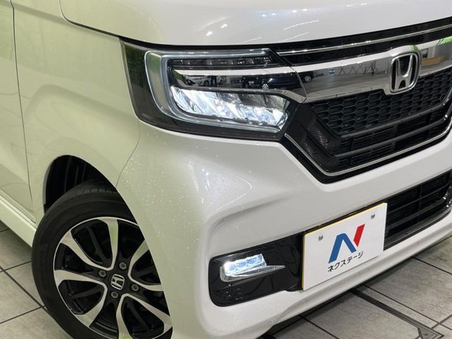 【LEDヘッドライト】悪天候や夜間走行時も良好な視界を確保し安心して運転できる高輝度LEDヘッドライトを装備！点灯速度が早く、消費電力も抑えられています。