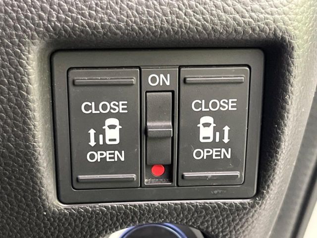 【両側パワースライドドア】スマートキーや運転席のスイッチで後席両側スライドドアの開閉が可能♪電動だから力を入れてドアを開ける必要が無く、小さなお子様でも簡単に開け閉めでき快適です♪