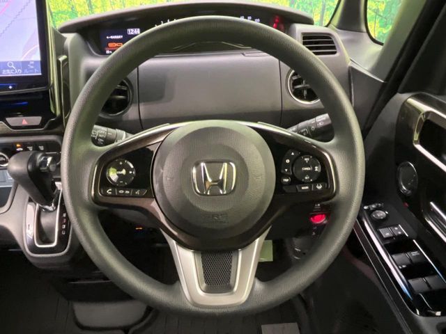 インテリアに合わせたデザインのステアリングは、運転される方のことも考え、運転しやすい形状、大きさです。是非一度、実際に触ってお確かめください。