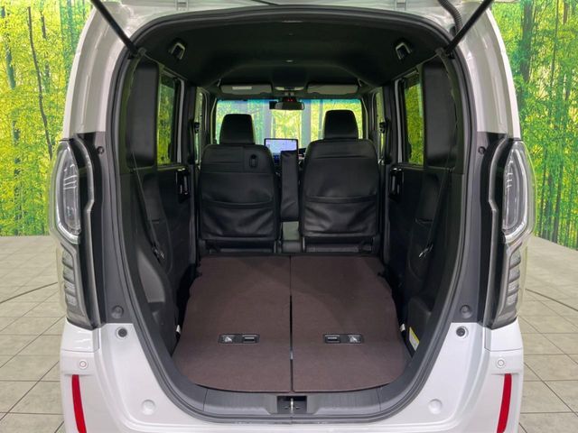 後席を格納すると、これだけの広さが！シーンに合わせたシートアレンジで、大きな荷物も積むことが出来ます♪