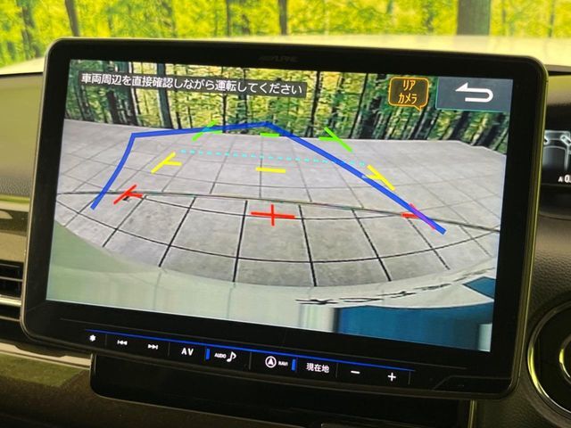 【バックカメラ】駐車時に後方がリアルタイム映像で確認できます。大型商業施設や立体駐車場での駐車時や、夜間のバック時に大活躍！運転スキルに関わらず、今や必須となった装備のひとつです！