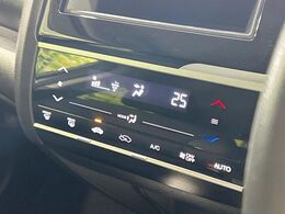 【オートエアコン】一度お好みの温度に設定すれば、車内の温度を検知し風量や温度を自動で調整。暑い…寒い…と何度もスイッチ操作をする必要はありません。快適な車内空間には必須の機能ですね♪