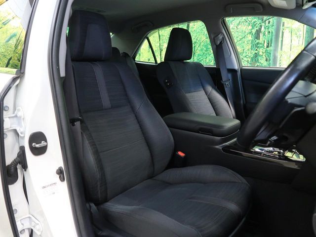 運転席まわりには十分なスペースがあり、大柄な方でもゆったり運転していただける環境です。