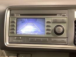 リバースギアに入れるだけで後方の表示へ切り替わります。夜間や雨の日の駐車も楽になりますよ。