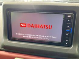 【純正ナビ】人気の純正ナビを装備しております。ナビの使いやすさはもちろん、オーディオ機能も充実！キャンプや旅行はもちろん、通勤や買い物など普段のドライブも楽しくなるはず♪