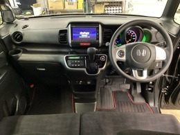 車内は光触媒抗菌消臭施工済です。インパネ周りはスタイリッシュなデザインで機能や装備も充実しています。グローブボックスやカップホルダーのほかにトレーなどたくさんの収納スペースが付いています。