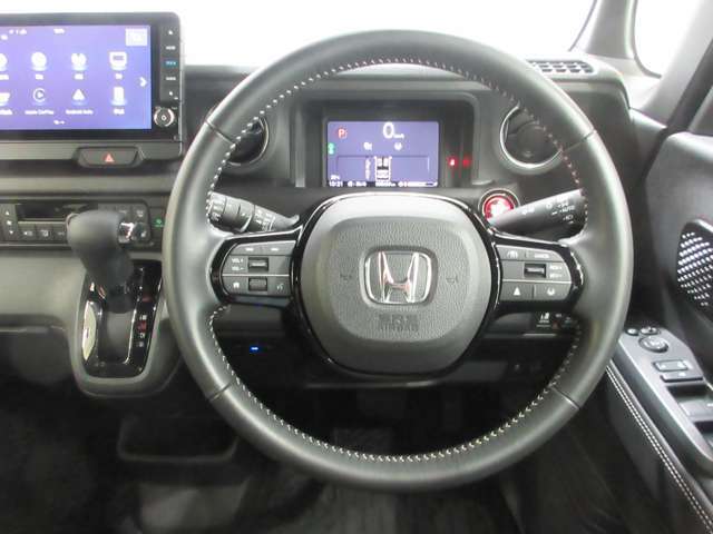 ハンドルの両側に操作ボタンが付いております。運転しながら操作ができるのでとっても便利！