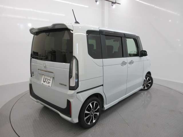 支払総額には車両本体価格の他、自動車税などの税金関係費用、自賠責保険料、印紙代、登録諸経費、リサイクル預託金などが含まれます。